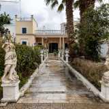 Non ci resta quindi che andare a visitare la residenza. Superato il cancello d�ingresso attraversiamo l�ampio ed elegante giardino. Ci accolgono subito le statue di Nettuno e Diana cacciatrice...
